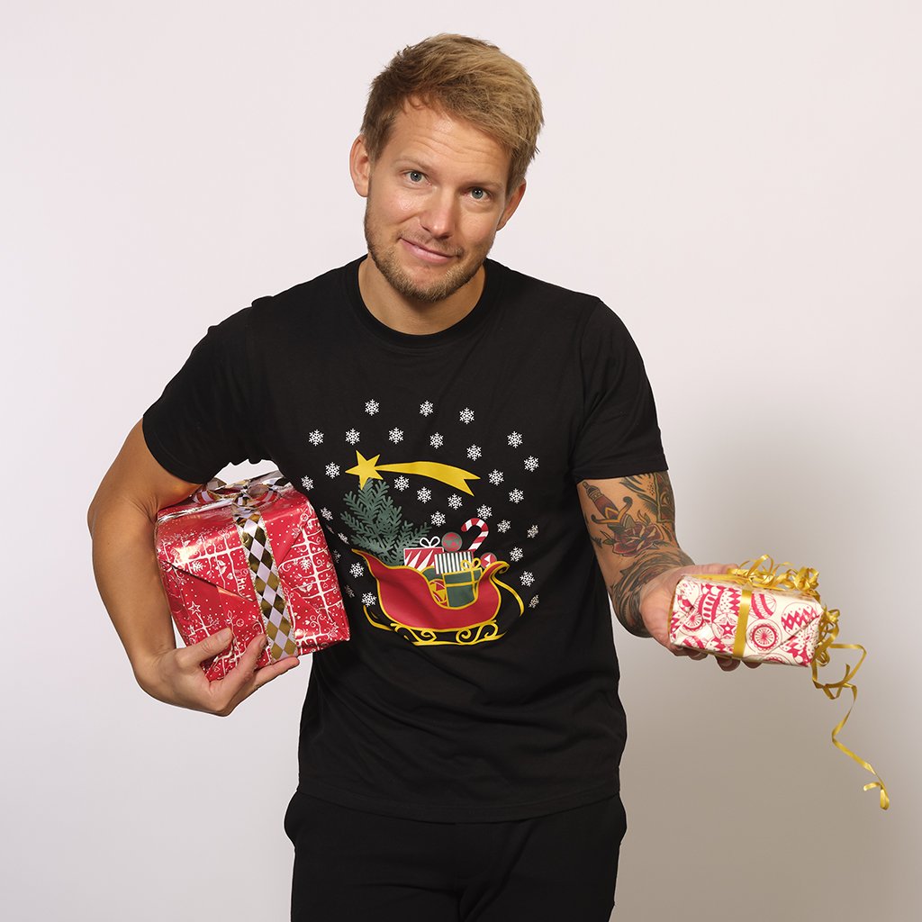 Un uomo che indossa una maglietta nera con la slitta di Babbo Natale.